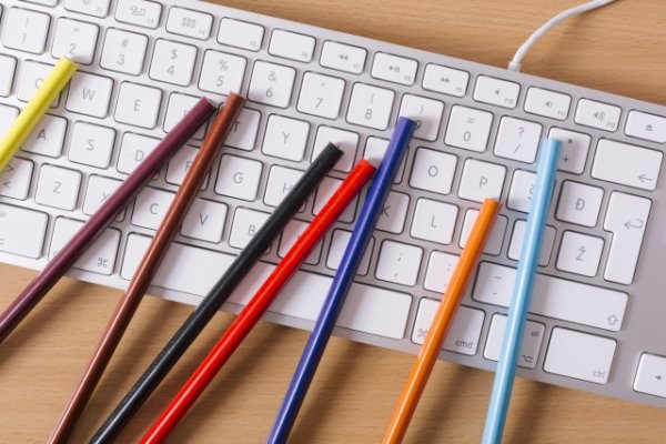 色鉛筆とキーボード