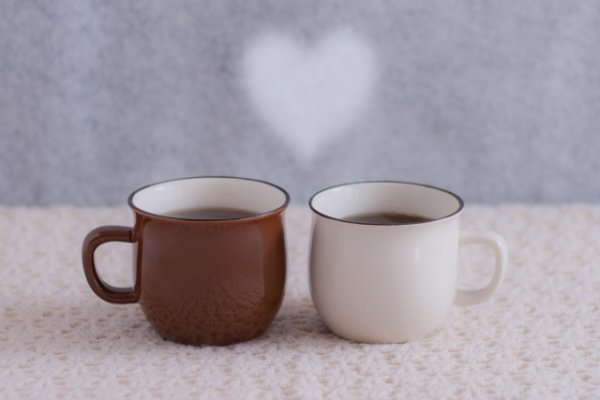 白と茶色のコーヒーカップ