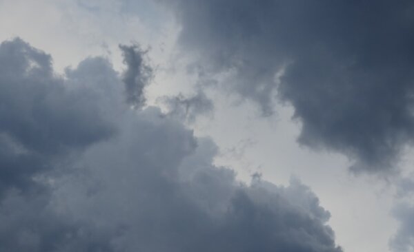 忍び寄る雨雲・暗雲１